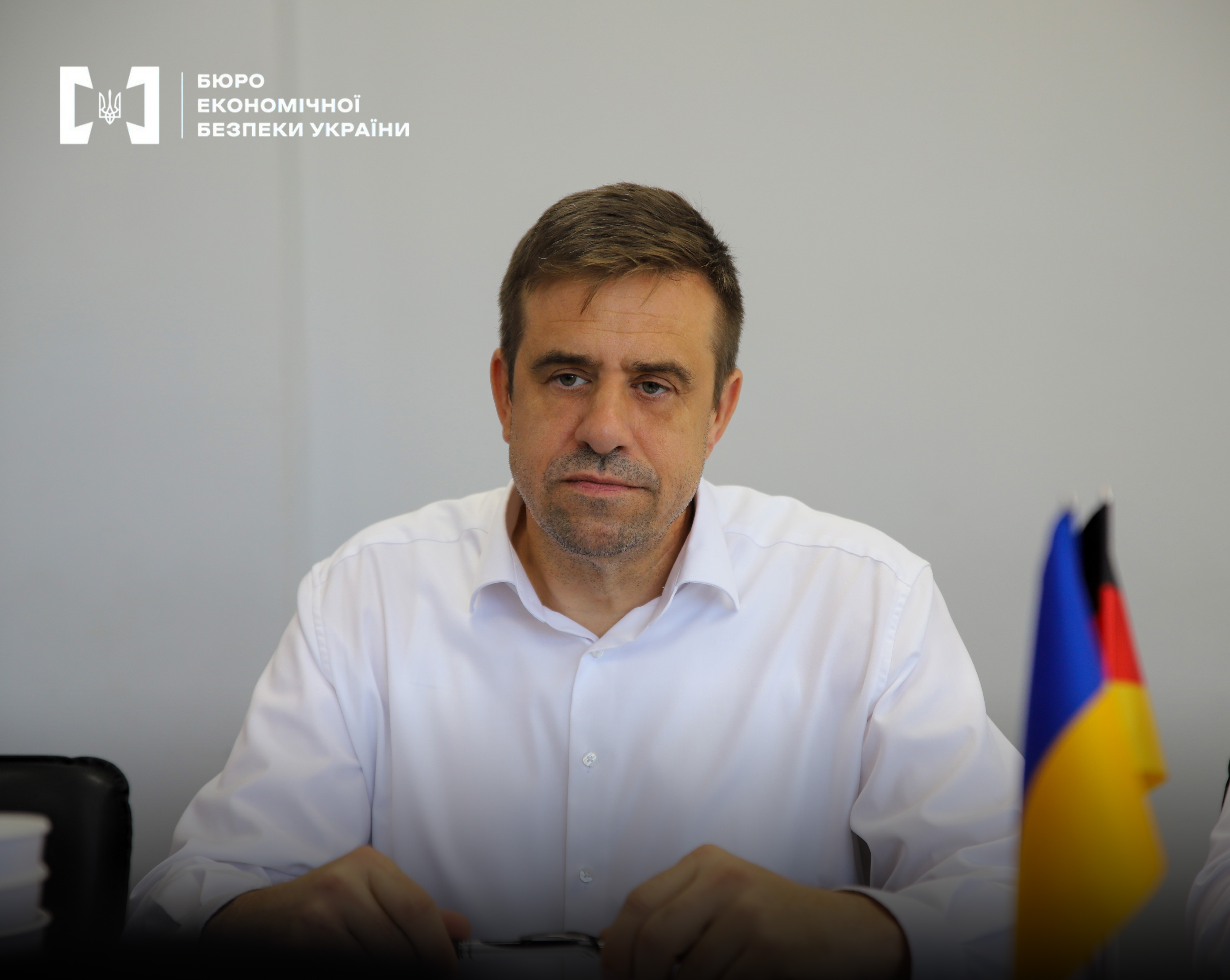 Представник митної служби Німеччини в Україні та Республіці Молдова Гайко Вільд під час зустрічі. Перед ним прапорці України та Німеччини