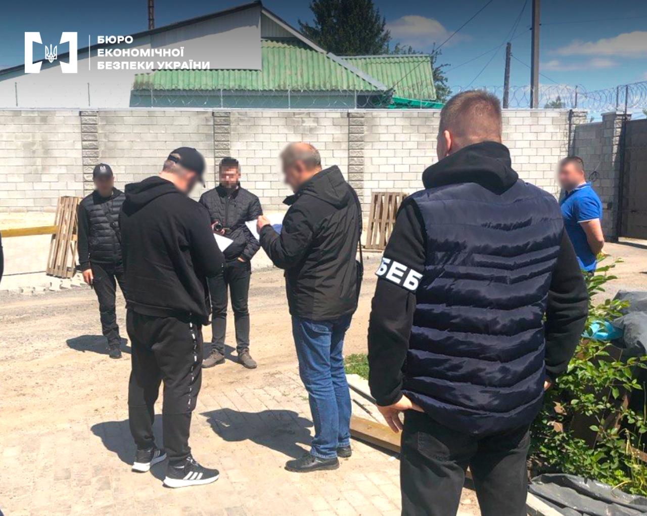ESBU detectives are documenting offenses and familiarizing individuals with procedural documents on the territory of an enterprise.