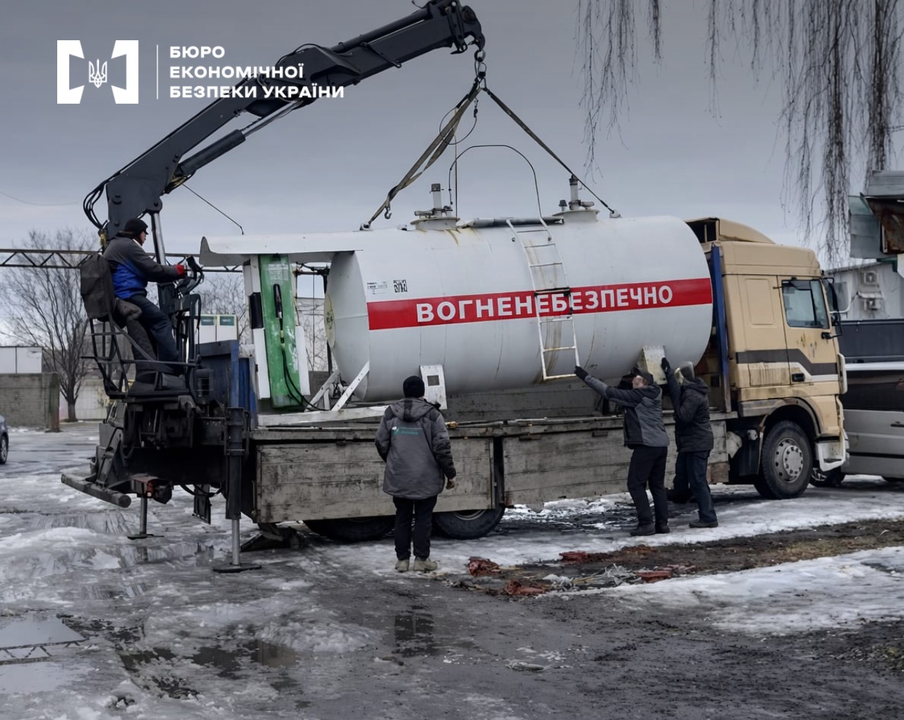 ESBU detectives seize a fuel tanker using specialized equipment.