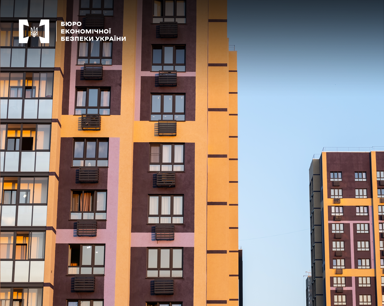 Великим планом два фрагменти поруч розташованих будинків сучасного житлового комплексу з однаковими кольоровими фасадами.