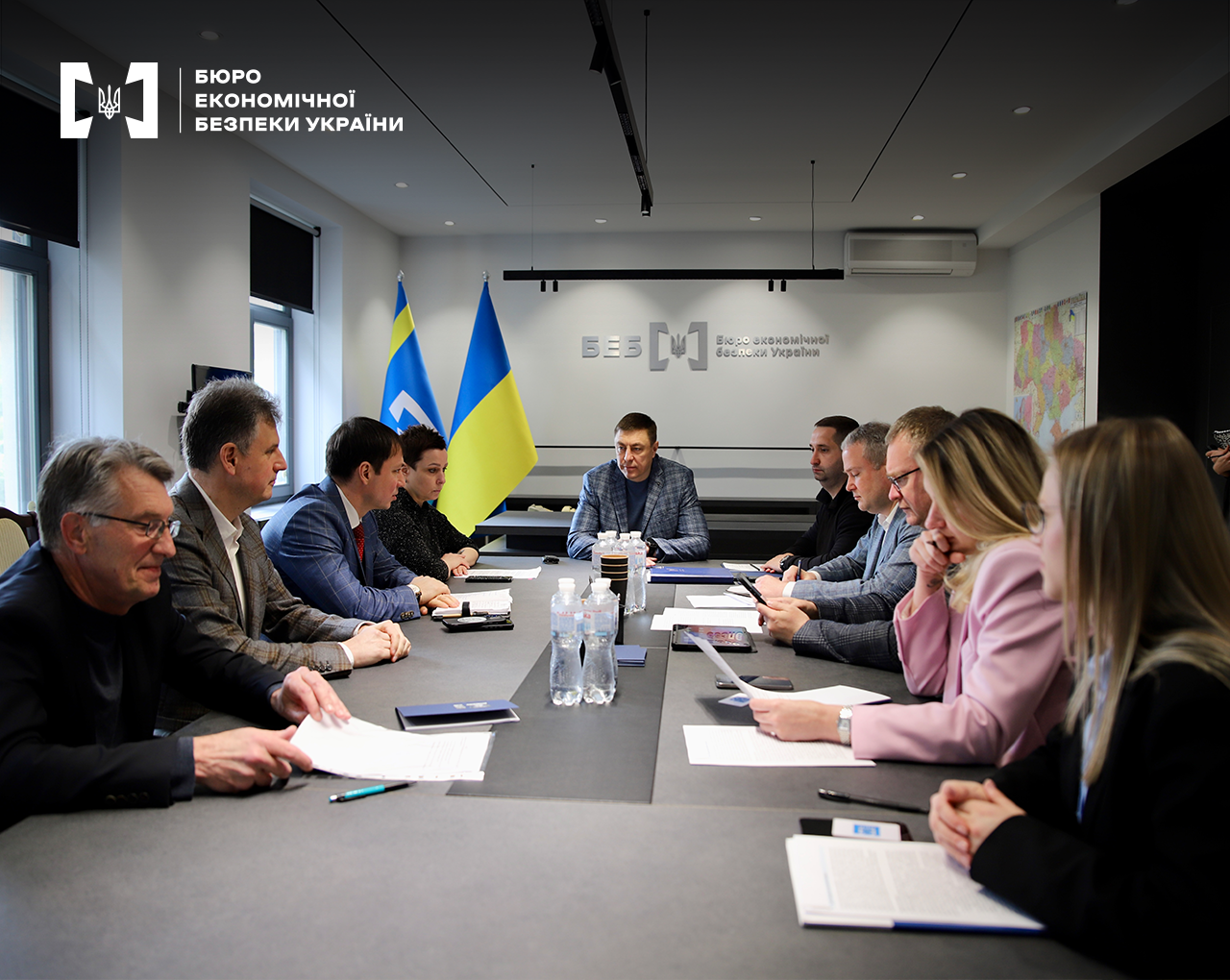 Навколо столу учасники наради. На столі документи, записники, ручки, вода в ПЕТ пляшках, стакани. Головує в.о. Директора БЕБ Сергій Перхун.