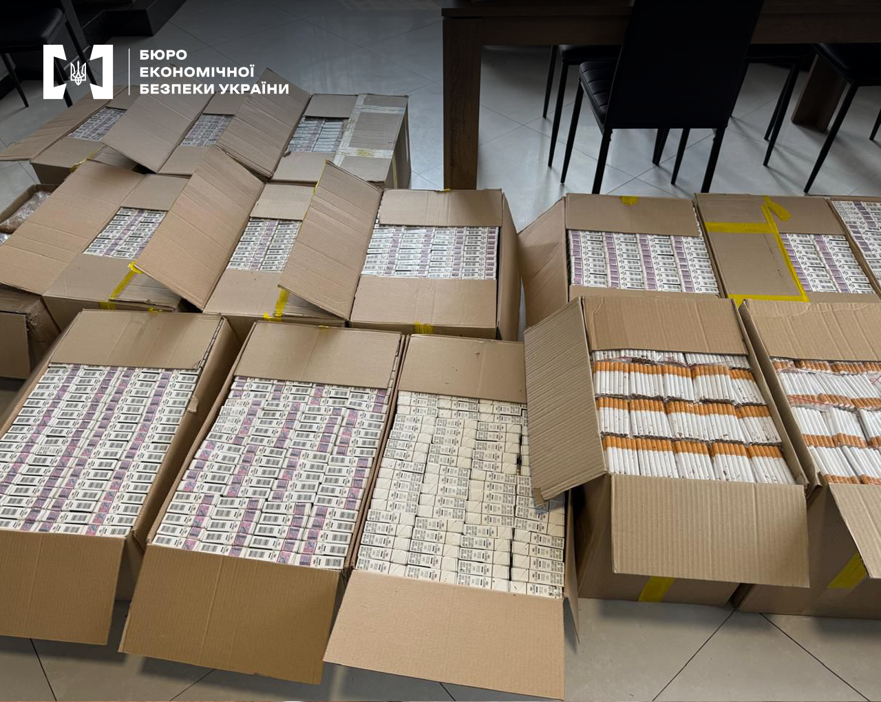 Велика кількість сигарет в пачках та без у відритих картонних ящиках.