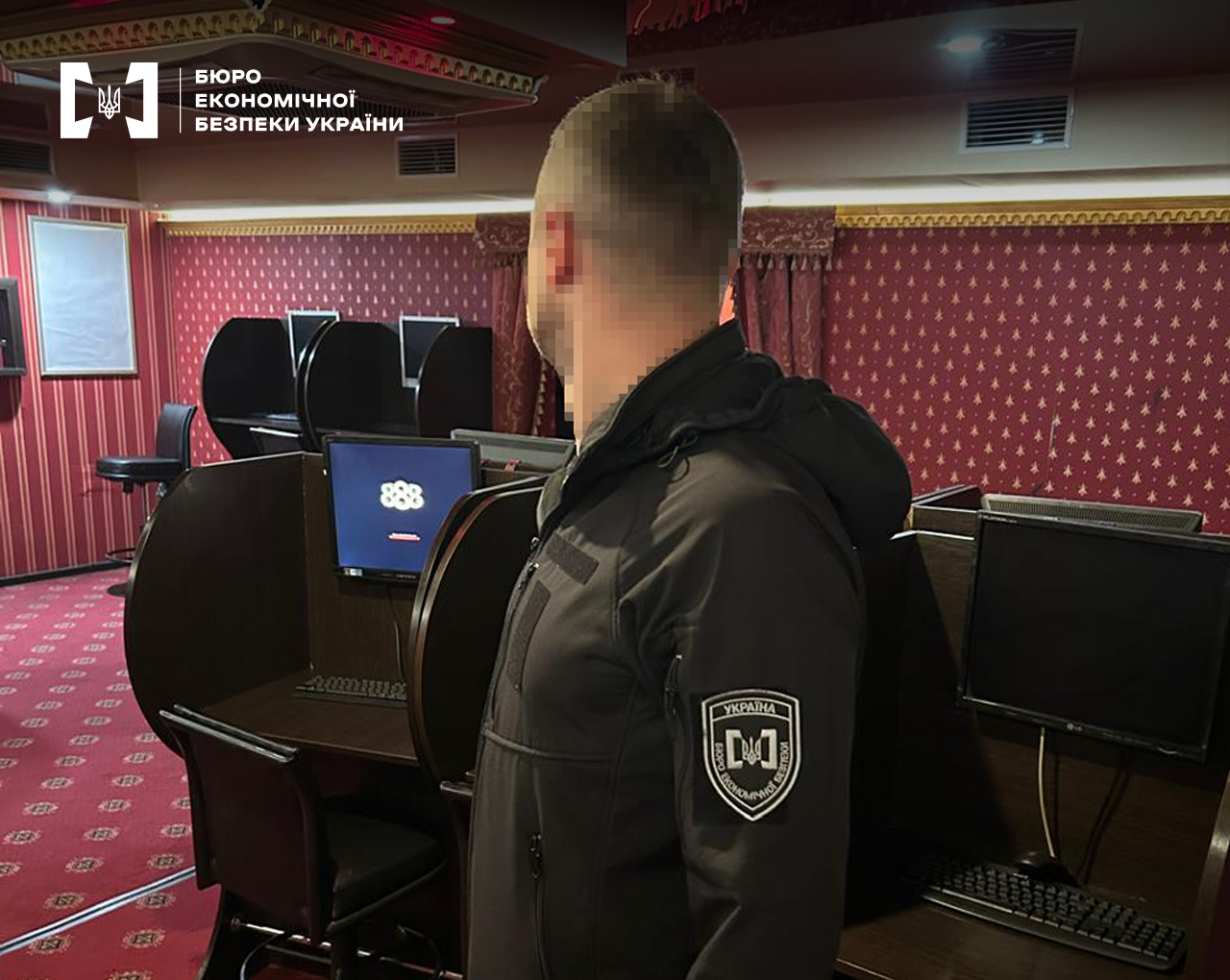 Детектив БЕБ оглядає приміщення нелегального грального закладу.