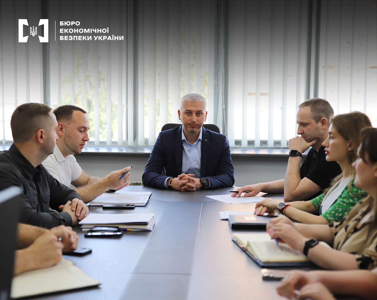 Учасники заходу за столом. Головує заступник Директора БЕБ з питань цифрового розвитку, цифрових трансформацій і цифровізації Максим Кутерга.